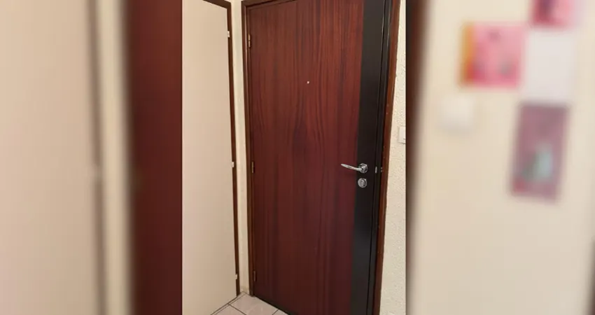 Serrure carénée en applique, variante marron, installée par un serrurier près de Colmar