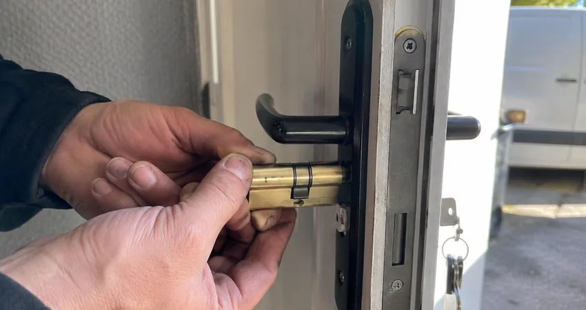 Dépose d'un cylindre de porte d'entrée par un serrurier à Colmar